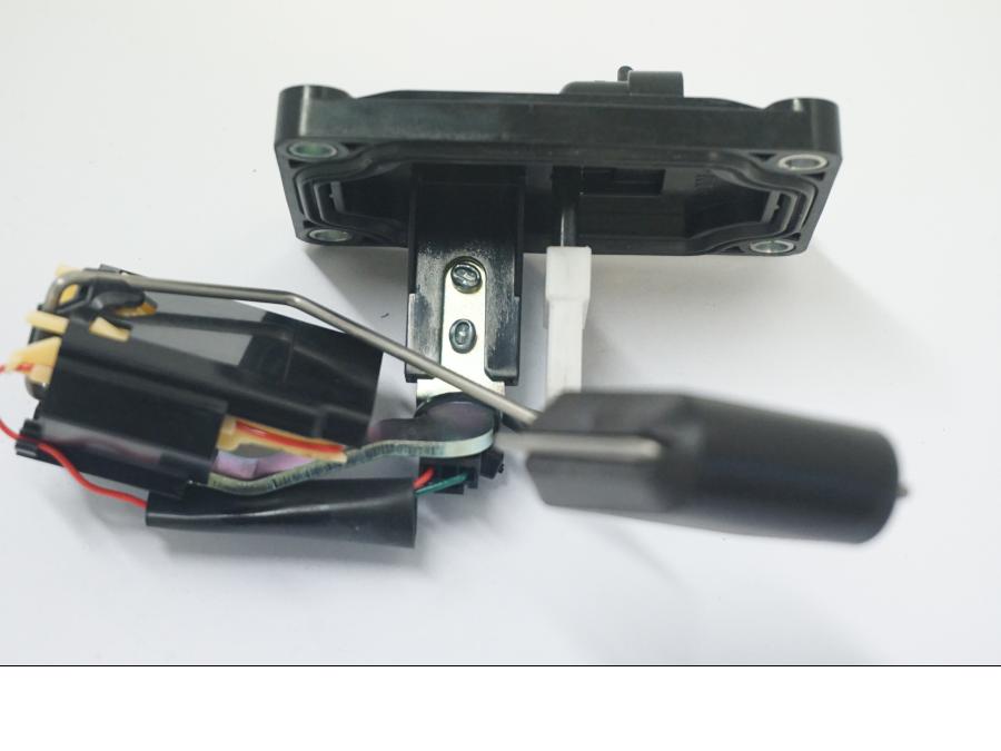 Snett nerifrån på Bensintankgivare från en Ducati Desert X -2022 motorcykel.