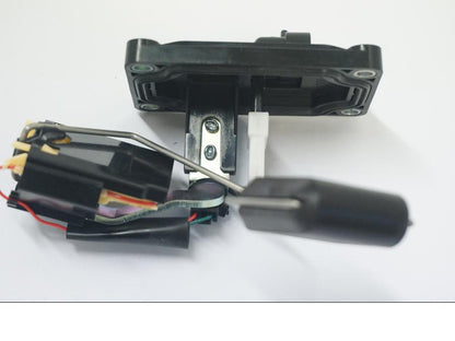 Snett nerifrån på Bensintankgivare från en Ducati Desert X -2022 motorcykel.