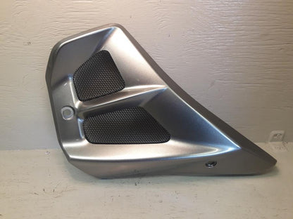 Framsidan på Sidkåpa från en Suzuki GSF 1250 -2009 motorcykel.