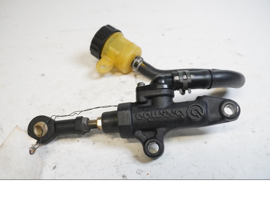 Framsidan på Bromshuvudcylinder från en Yamaha YZF 1000 R1 -2003 motorcykel.