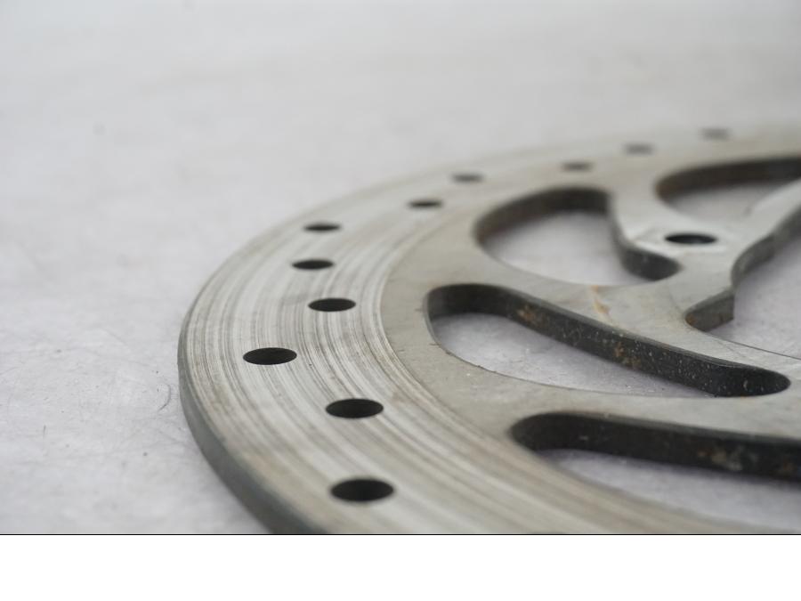 Snett uppifrån på Bromsskiva från en BMW K 1600 GTL -2015 motorcykel.