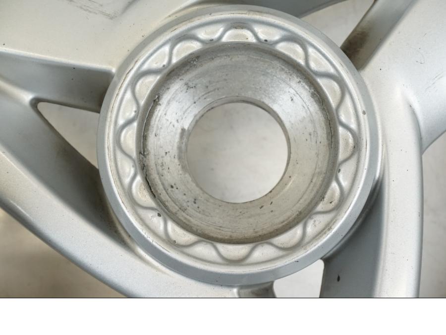 Extrabild3 på Fälg från en BMW F 650 CS -2003 motorcykel.