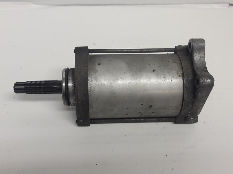 Baksidan på Startmotor från en Suzuki SV 1000 -2004 motorcykel.