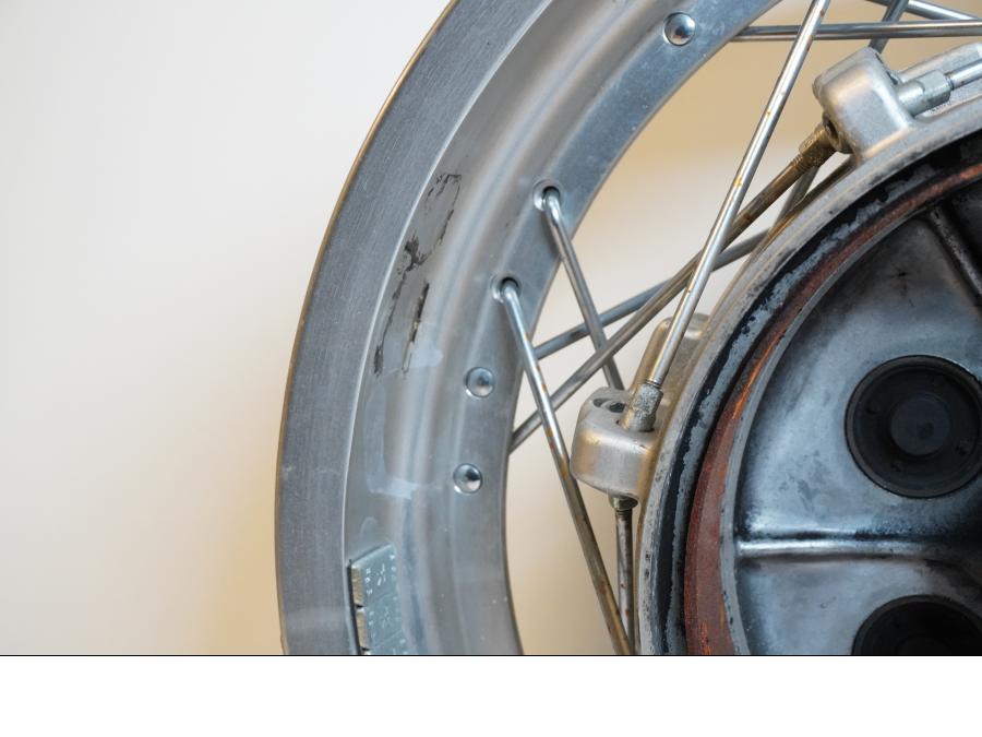 Snett nerifrån på Fälg från en Yamaha XV 1100 -1995 motorcykel.