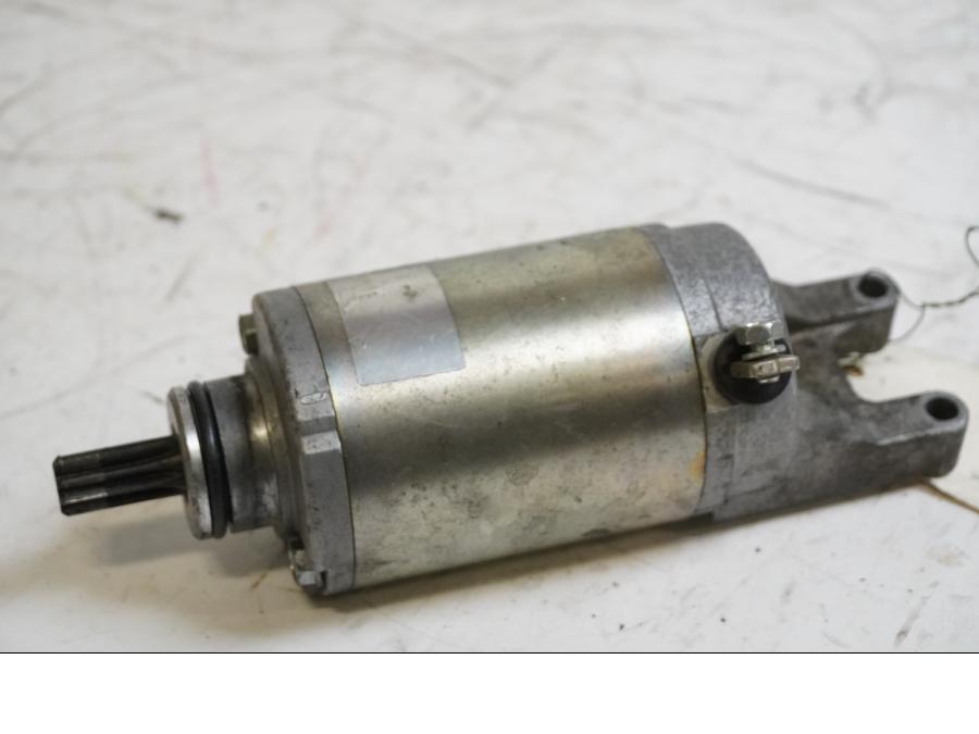 Framsidan på Startmotor från en Suzuki GSF 600 -1995 motorcykel.