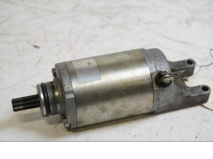 Framsidan på Startmotor från en Suzuki GSF 600 -1995 motorcykel.