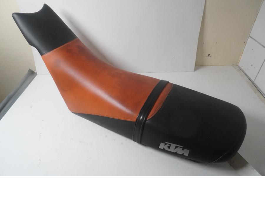 Snett uppifrån på Sadel från en KTM 640 Duke -2006 motorcykel.