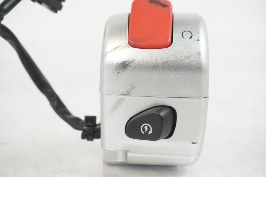 Extrabild2 på Styrelreglage från en Suzuki VZR 1800 -2009 motorcykel.