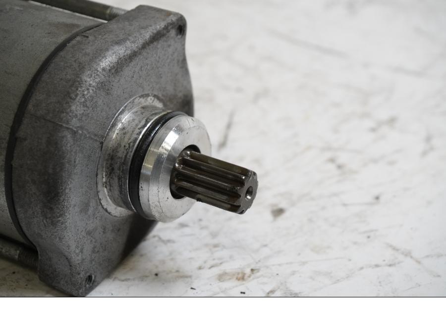 Baksidan på Startmotor från en Honda VT 600 C -1994 motorcykel.