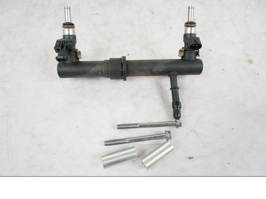 Framsidan på Fuel Rail från en Triumph Bonneville T120 -2021 motorcykel.