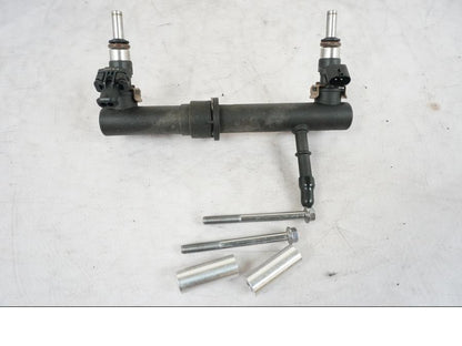 Framsidan på Fuel Rail från en Triumph Bonneville T120 -2021 motorcykel.