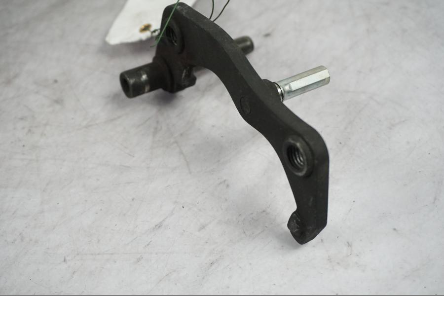 Höger sida på Bromsoksfäste från en Triumph Bonneville -2004 motorcykel.