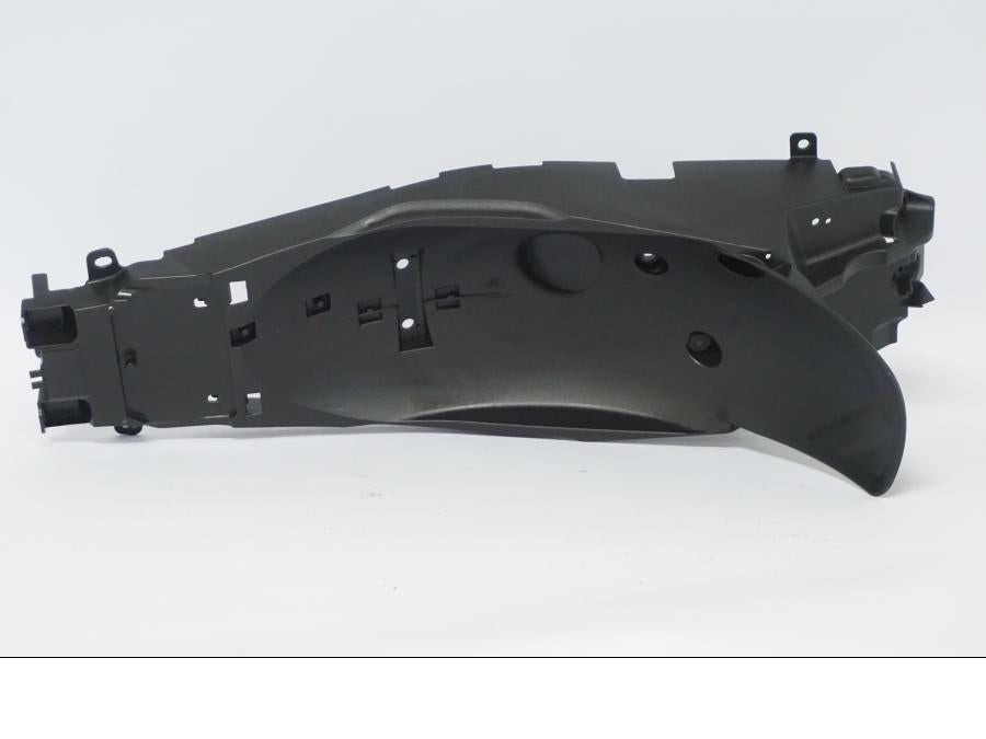 Snett nerifrån på Undertail från en BMW R 1250 GS -2022 motorcykel.