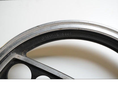 Snett nerifrån på Fälg från en Yamaha XJ 900 -1983 motorcykel.