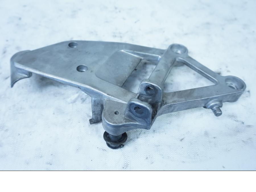 Framsidan på Fotpinnefäste från en Honda VFR 750 -1992 motorcykel.