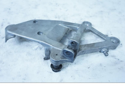 Framsidan på Fotpinnefäste från en Honda VFR 750 -1992 motorcykel.