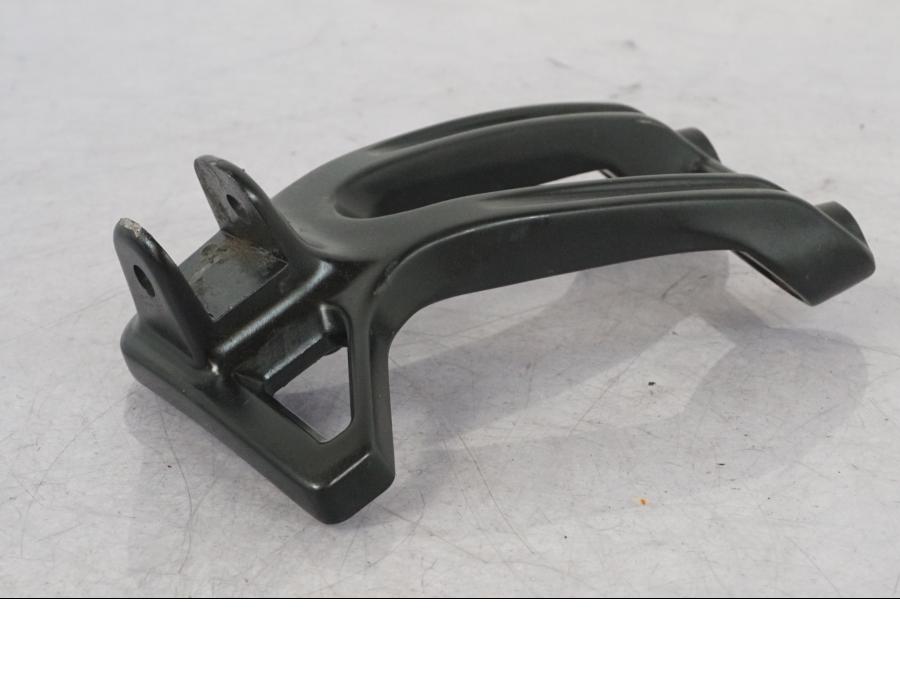 Vänster sida på Fotpinnefäste från en Yamaha Tenere 700 -2022 motorcykel.