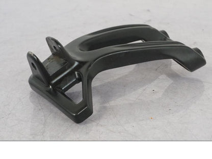 Vänster sida på Fotpinnefäste från en Yamaha Tenere 700 -2022 motorcykel.