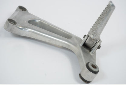 Baksidan på Fotpinnefäste från en Honda VTR 1000 F -1999 motorcykel.