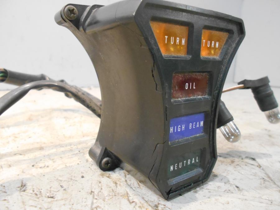 Baksidan på Kontrollamppanel från en Honda GL 500 -1982 motorcykel.