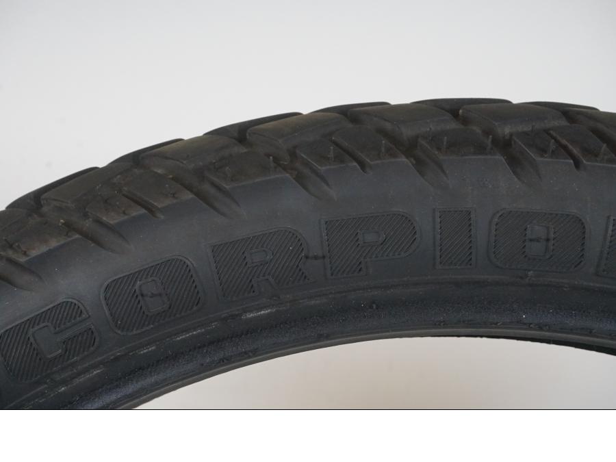 Höger sida på Däck från en Pirelli Scorpion A/T MT90 -0 moped.