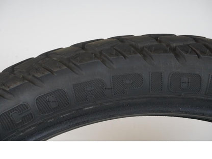 Höger sida på Däck från en Pirelli Scorpion A/T MT90 -0 moped.
