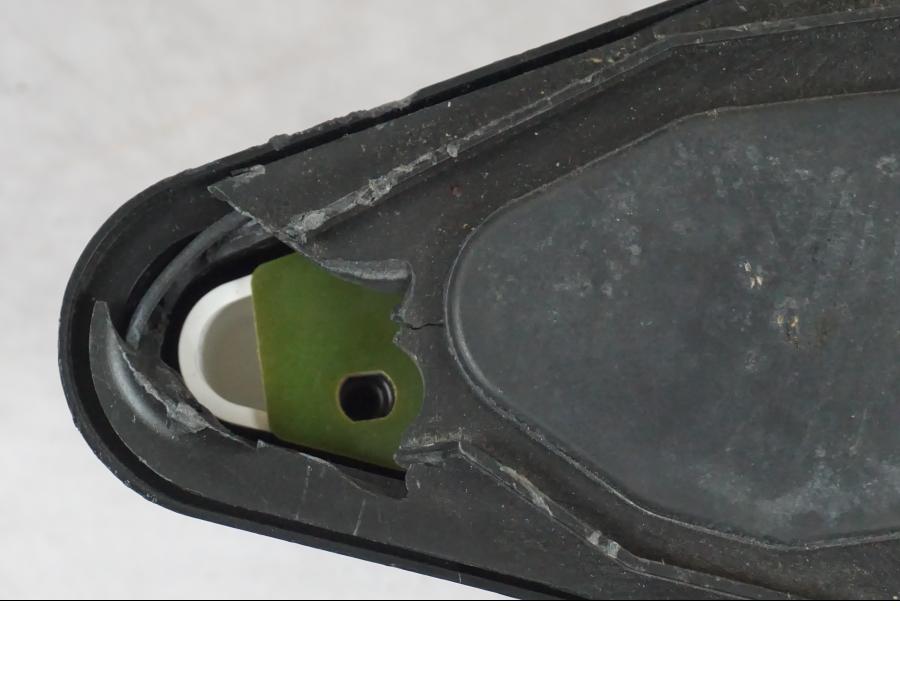 Snett nerifrån på <p>Instrumentpanel från Suzuki SV 650 S 2001.</p>

<p>Finns ett mindre märke i ”glaset” som man känner, ett fäste är avbrutet på baksidan och själva det fäste och plastbiten saknas!</p> motorcykel.