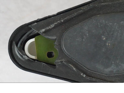 Snett nerifrån på <p>Instrumentpanel från Suzuki SV 650 S 2001.</p>

<p>Finns ett mindre märke i ”glaset” som man känner, ett fäste är avbrutet på baksidan och själva det fäste och plastbiten saknas!</p> motorcykel.