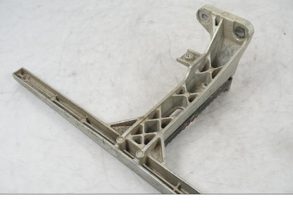 Extrabild4 på Fotpinnefästesbåge från en Suzuki LTA 750 XP E -2009 motorcykel.