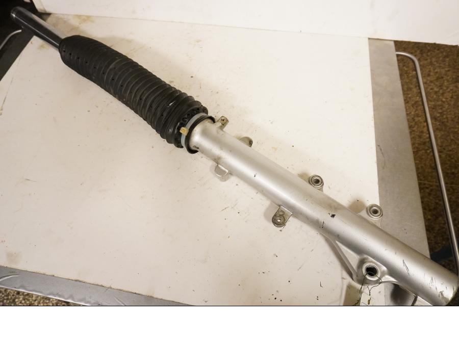 Framsidan på Gaffelben från en Suzuki DR 650 -1995 motorcykel.