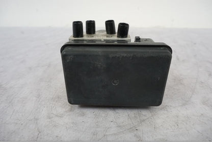 Snett nerifrån på ABS Modulator från en Kawasaki Versys 650 -2014 motorcykel.