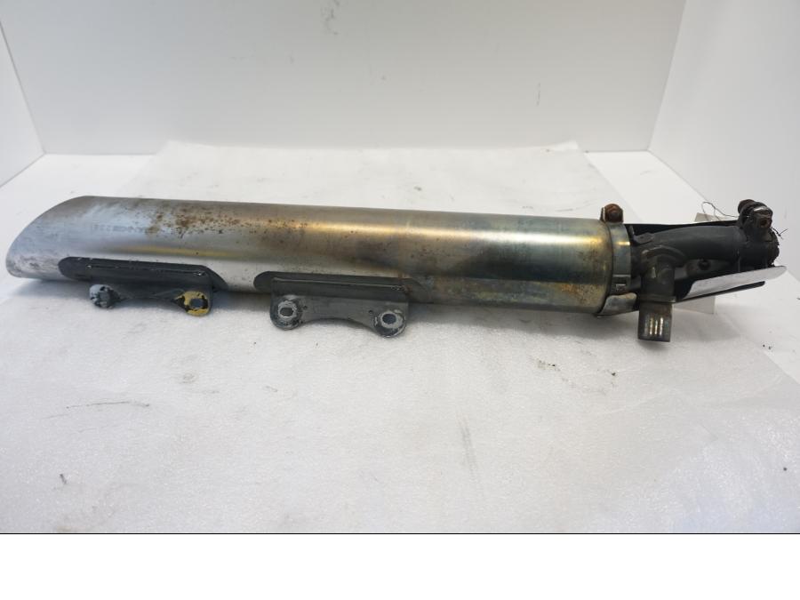 Baksidan på Ljuddämpare från en Suzuki VL 800 -2004 motorcykel.