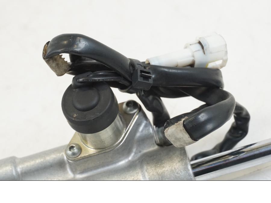 Snett uppifrån på Styrdämpare från en Yamaha YZF 1000 R1 -2009 motorcykel.