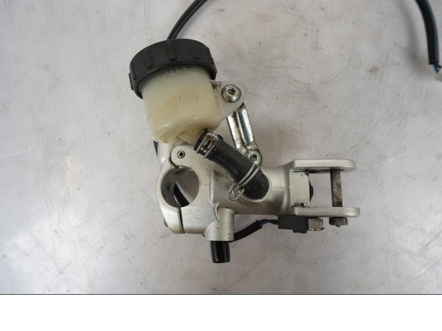 Höger sida på Kopplingshuvudcylinder från en KTM 990 Super Duke -2006 motorcykel.