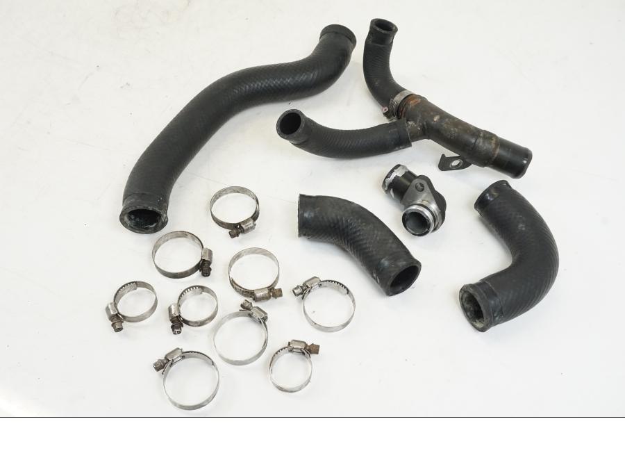 Framsidan på Vattenkyl Slang Set från en Kawasaki VN 800 -2000 motorcykel.