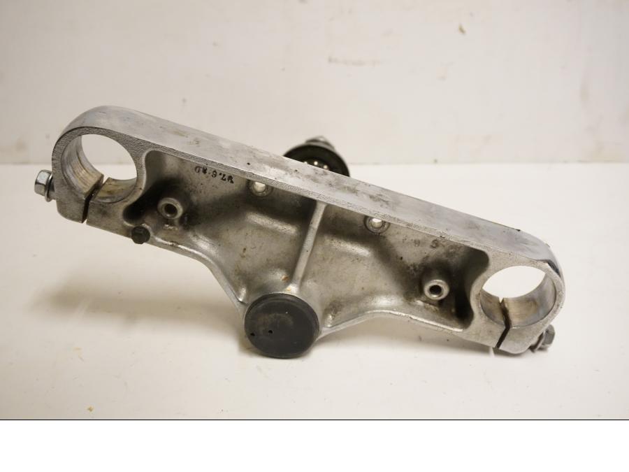 Baksidan på Gaffelkrona från en Yamaha XVS 650 -1997 motorcykel.