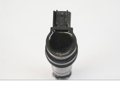 Vänster sida på Tändspole från en Triumph Trident -2021 motorcykel.