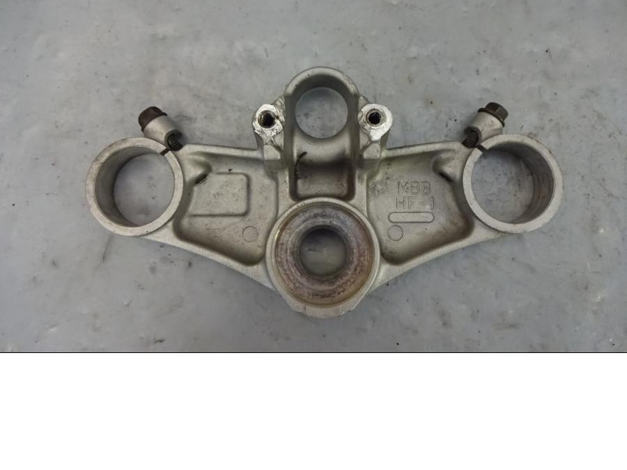 Baksidan på Gaffelkrona från en Honda VTR 1000 F -1997 motorcykel.