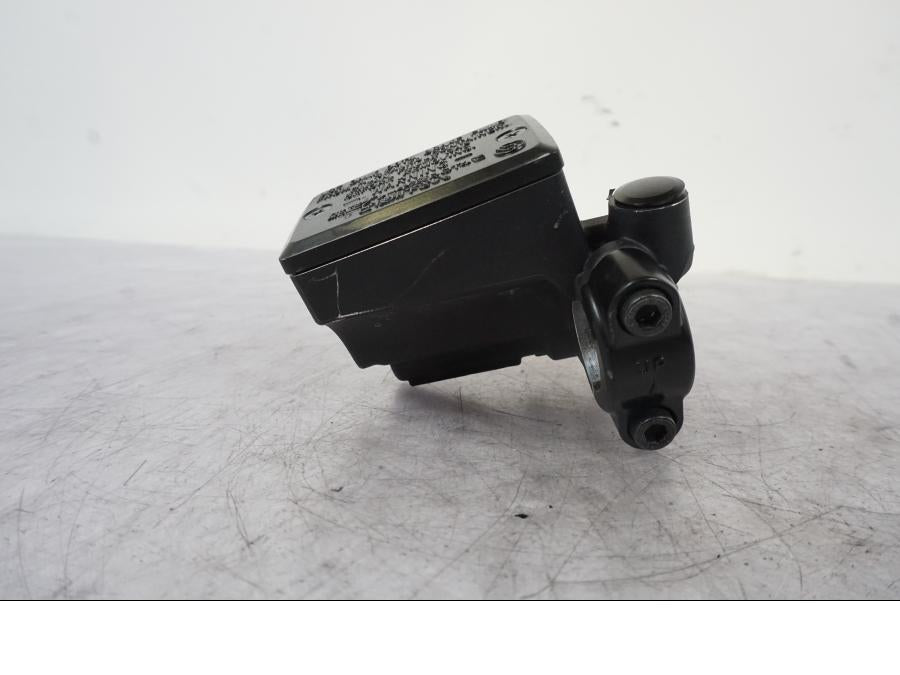 Snett uppifrån på Bromshuvudcylinder från en Yamaha MT-09 -2020 motorcykel.