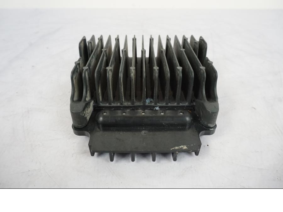 Vänster sida på Likriktare från en Honda VFR 1200 -2010 motorcykel.