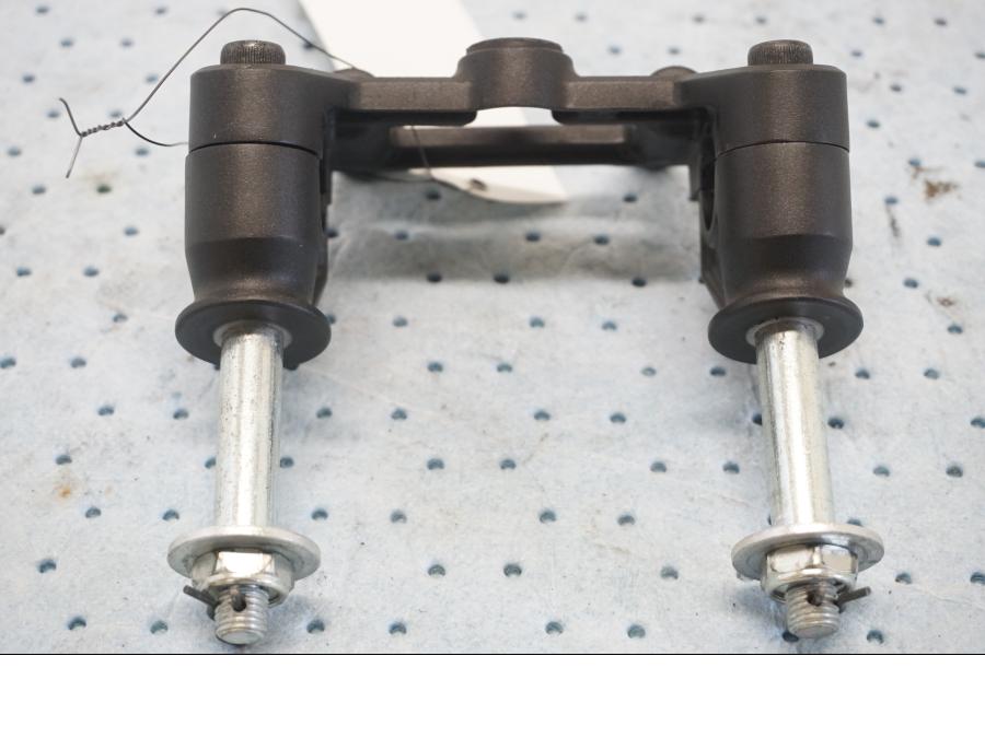 Baksidan på Styrfäste från en Kawasaki Z 900 -2019 motorcykel.