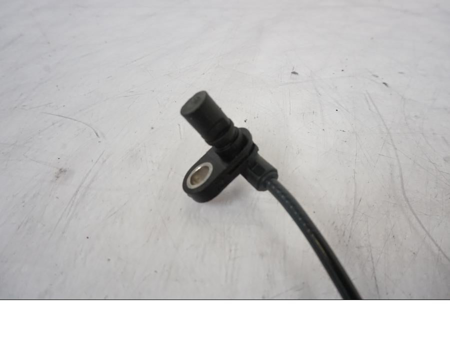 Baksidan på ABS givare från en KTM 1290 Super Duke R -2023 motorcykel.