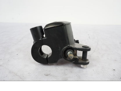 Snett uppifrån på Bromshuvudcylinder från en Kawasaki ER-6N -2012 motorcykel.