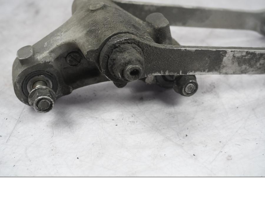 Snett nerifrån på Stötdämparlänkage från en Kawasaki ZX-10R -2008 motorcykel.