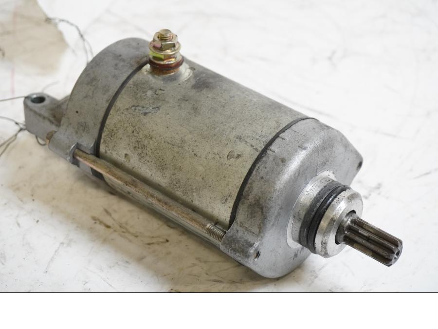 Framsidan på Startmotor från en Honda CBR 900 RR -1992 motorcykel.