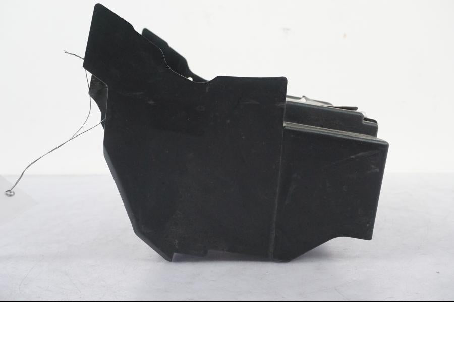 Vänster sida på Batterihållare från en Kawasaki Z 900 -2019 motorcykel.