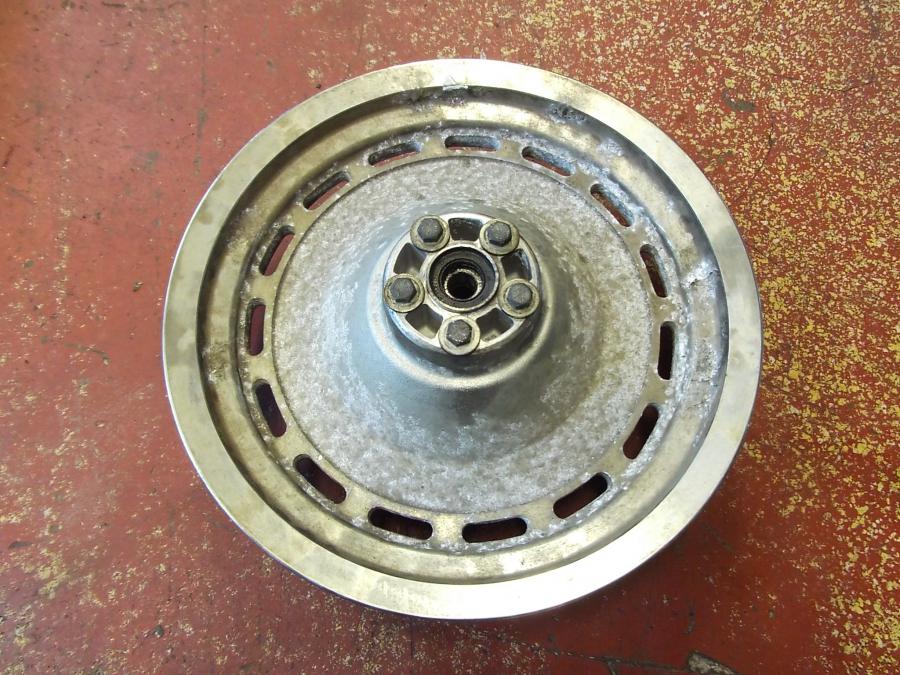 Baksidan på Fälg från en H-D Sportster 1200 XL1200C -1999 motorcykel.