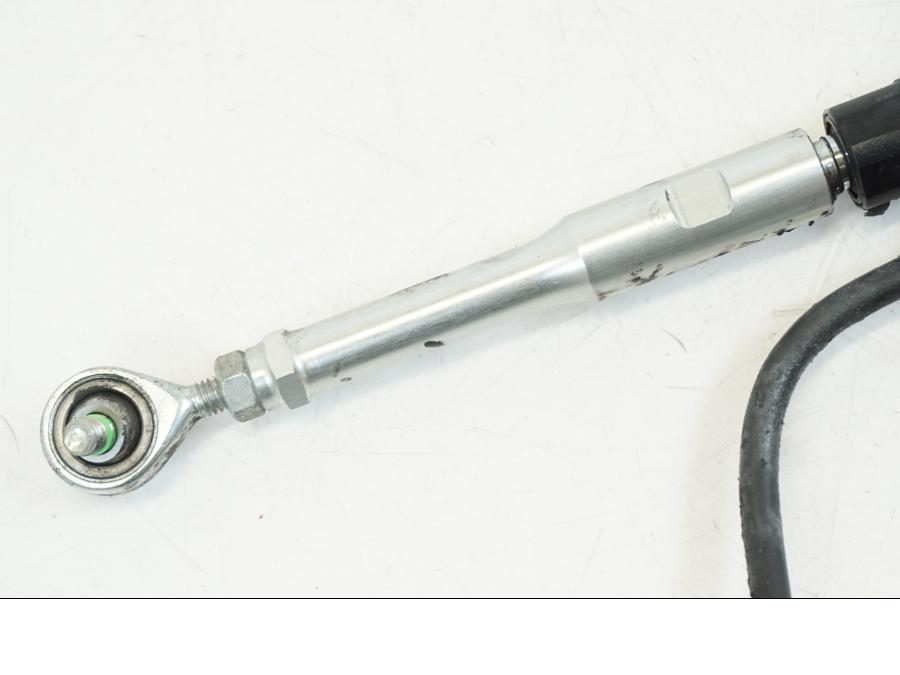 Höger sida på Quickshift från en Ducati Streetfighter V4 -2020 motorcykel.