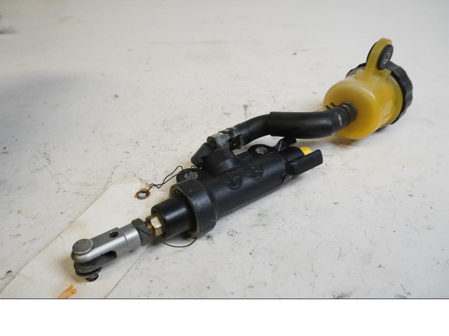 Framsidan på Bromshuvudcylinder från en Yamaha YZF 1000 R1 -2007 motorcykel.