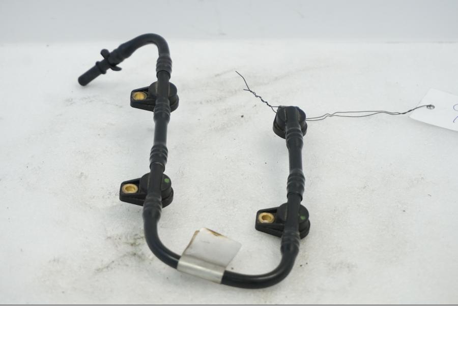 Framsidan på Bensinledning från en Aprilia RSV 1000 -2010 motorcykel.